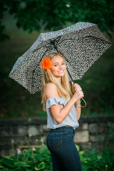 Colegial poses seniores com guarda-chuva para retratos em um chuvoso — Fotografia de Stock