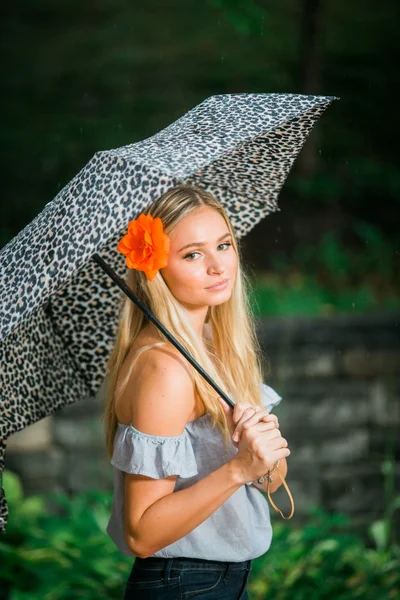 Старшеклассники позируют с зонтиком для портретов под дождём — стоковое фото