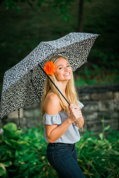 Colegial poses seniores com guarda-chuva para retratos em um chuvoso — Fotografia de Stock