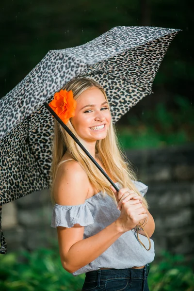 Senior High school pozuje z parasolem do portretów na deszczowe — Zdjęcie stockowe