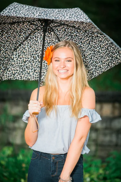 Colegial poses seniores com guarda-chuva para retratos em um chuvoso — Fotografia de Stock