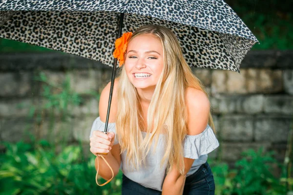 Colegial senior poses con paraguas para retratos en un lluvioso —  Fotos de Stock