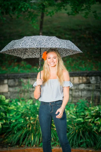 Colegial poses seniores com guarda-chuva para retratos em um chuvoso — Fotografia de Stock