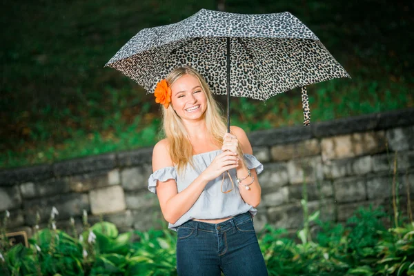 Senior High school pozuje z parasolem do portretów na deszczowe — Zdjęcie stockowe