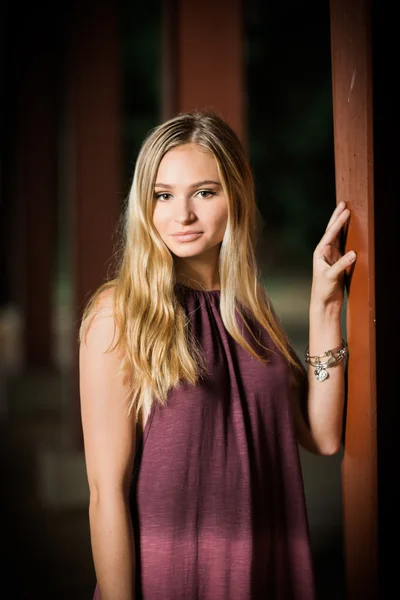 Lise Kıdemli Portreler için poz veriyor.