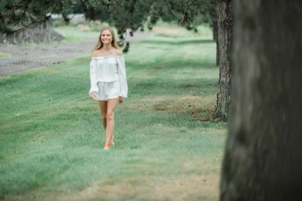 High school senior poser för porträtt — Stockfoto