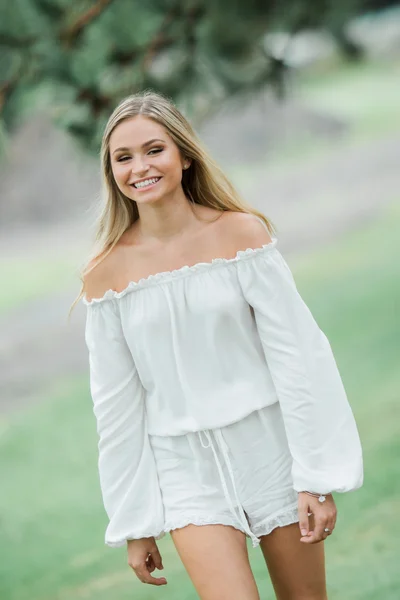 Lise Kıdemli Portreler için poz veriyor.