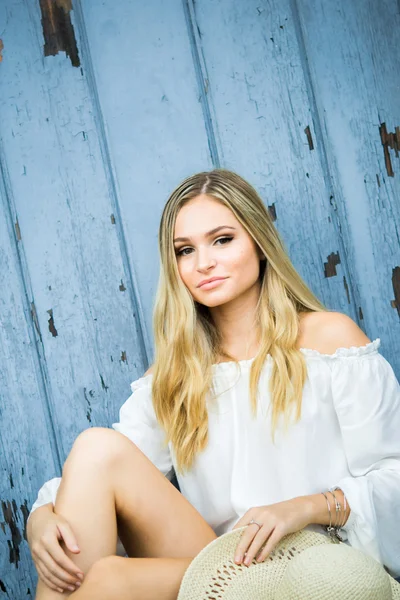 High school senior poses for portraits — Stock Photo, Image