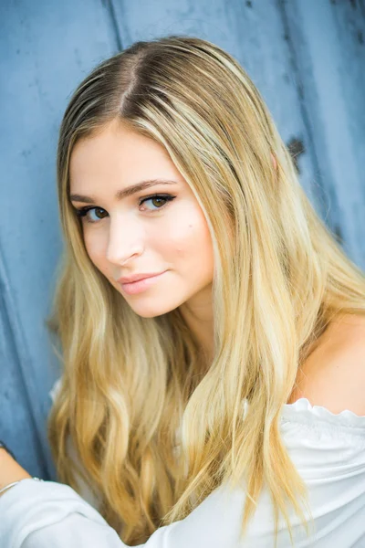 High school senior poses for portraits — Stock Photo, Image