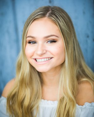 Lise Kıdemli Portreler için poz veriyor.