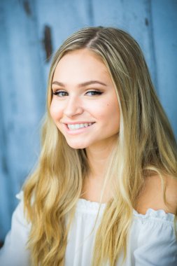 Lise Kıdemli Portreler için poz veriyor.