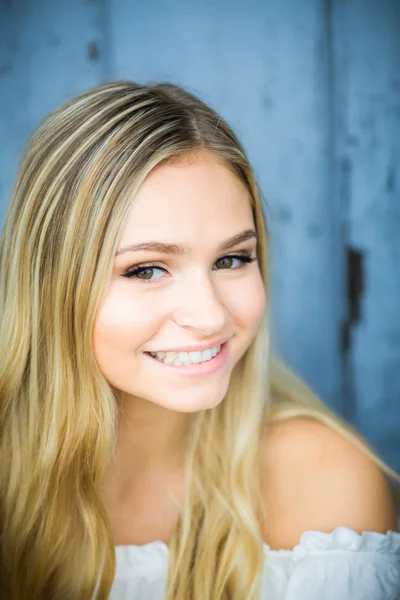 High school senior poses for portraits — Stock Photo, Image