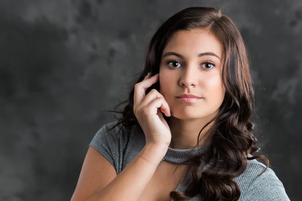 Mulher adolescente menina cabelo estilo moda retrato . — Fotografia de Stock