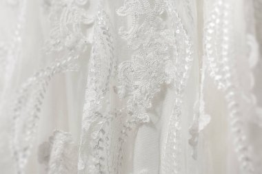 Nazik beyaz gelinlik kumaşı. Dantel dikişler ve nakışlar hakkında detaylar..