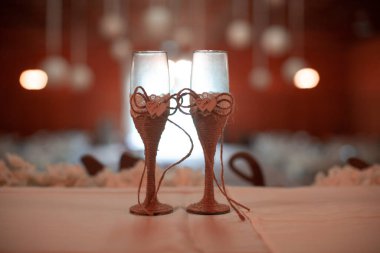 Düğün resepsiyonunda Gelin ve Damat için İki Boş Şampanya Flütü