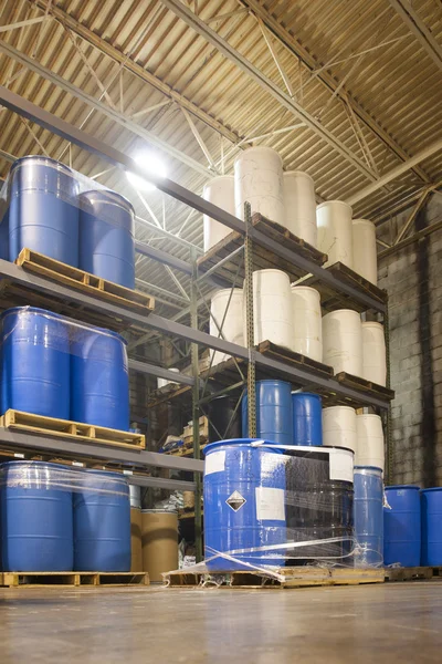 Tambours de 55 gallons dans un entrepôt d'usine chimique — Photo