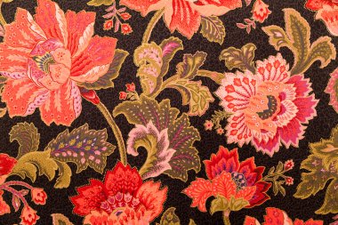 Kumaş üzerine çiçek hazırladılar