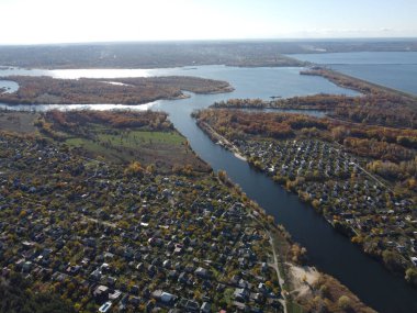 Yükseklikten suyla birlikte manzara. Yukarıdan nehrin manzarası. yukarıdan toprak