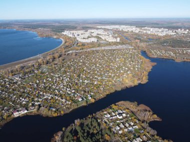 Yükseklikten suyla birlikte manzara. Yukarıdan nehrin manzarası. yukarıdan toprak