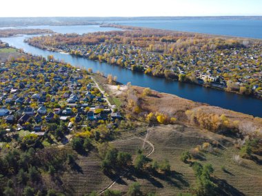 Yükseklikten suyla birlikte manzara. Yukarıdan nehrin manzarası. yukarıdan toprak