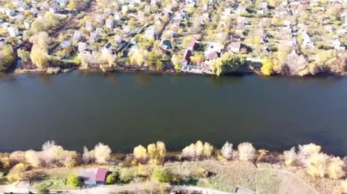 Yüksekten orman manzarası. Çam ormanı yukarıdan. yukarıdan toprak