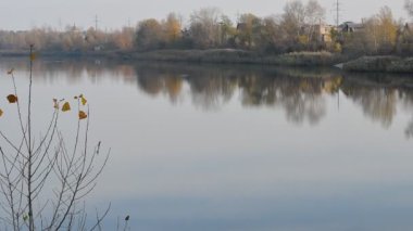 Sudaki yansıma. Sudaki gökyüzü