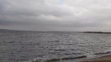 Dalgalar ve fırtına. Güçlü rüzgar ve yüksek dalgalar