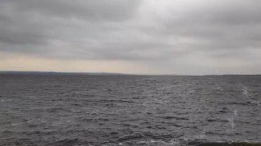 Dalgalar ve fırtına. Güçlü rüzgar ve yüksek dalgalar