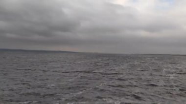 Dalgalar ve fırtına. Güçlü rüzgar ve yüksek dalgalar