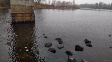 Nehirli sonbahar manzarası. Kışın boş bir sahil. Su ve taşlar