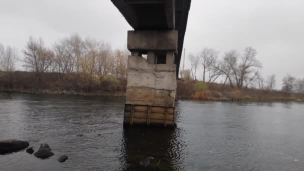 Осенний Пейзаж Рекой Пустой Пляж Зимой Вода Камни — стоковое видео