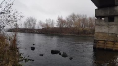 Nehirli sonbahar manzarası. Kışın boş bir sahil. Su ve taşlar