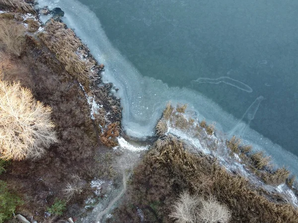 高さから見た冬の風景 川の上の霜のような空気と氷 冬の川は上から — ストック写真