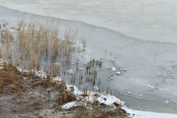 Eis Auf Dem Fluss Winterlandschaft Mit Einem Fluss Wasser Und — Stockfoto