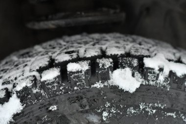 Karda lastikler. Karda lastik koruyucusu. kış lastiği izleri