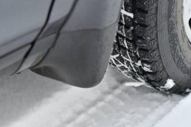 Karda lastikler. Karda lastik koruyucusu. kış lastiği izleri