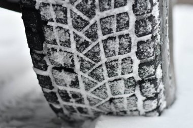 Karda lastikler. Karda lastik koruyucusu. kış lastiği izleri