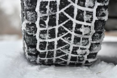 Karda lastikler. Karda lastik koruyucusu. kış lastiği izleri