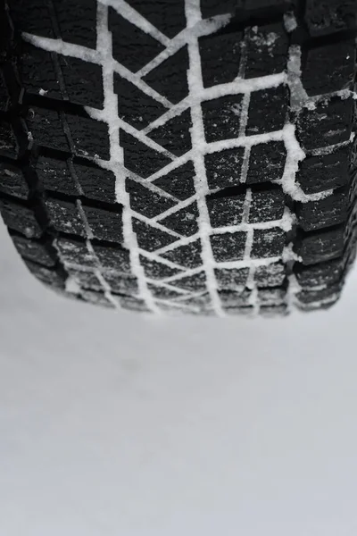 雪の中のタイヤ 雪の中でタイヤプロテクター 冬用タイヤマーク — ストック写真
