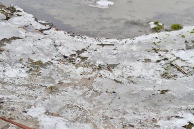 Nehirdeki buz. İlkbahar buzu. Buz eriyor. Nehir donar..