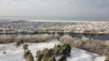 Orman yukarıdan karla kaplı. Kışın yüksek hayaller.