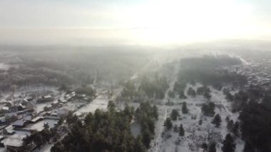 Orman yukarıdan karla kaplı. Kışın yüksek hayaller.