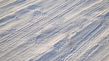 Karda ayak izleri. Karda ayak izleri. Karda lastik izleri
