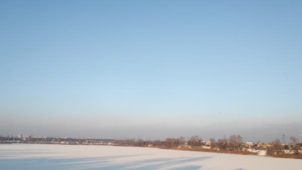 Φωτεινό Χειμερινό Τοπίο Παγωμένο Ποτάμι Ηλιοβασίλεμα — Αρχείο Βίντεο