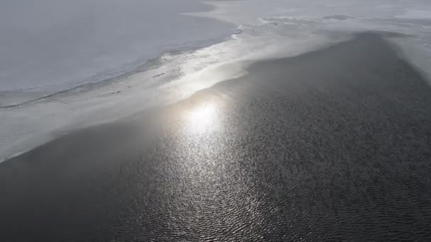 Lód Rzece Zamarznięta Woda Piękne Kry Lodowe Lód Topnieje — Wideo stockowe