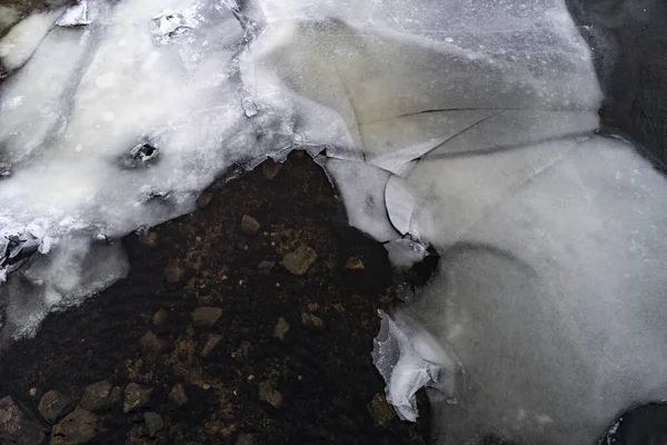 Hielo Río Agua Congelada Hermosos Témpanos Hielo Hielo Está Derritiendo —  Fotos de Stock