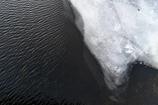 Eis Auf Dem Fluss Gefrorenes Wasser Wunderschöne Eisschollen Eis Schmilzt — Stockfoto