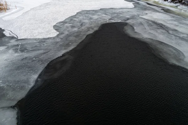 Eis Auf Dem Fluss Gefrorenes Wasser Wunderschöne Eisschollen Eis Schmilzt — Stockfoto