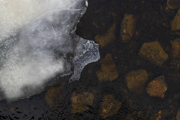 Hielo Río Agua Congelada Hermosos Témpanos Hielo Hielo Está Derritiendo —  Fotos de Stock