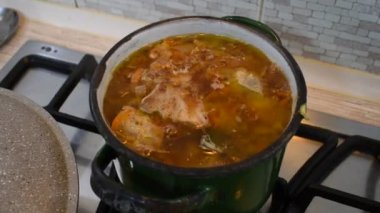 Evde yemek pişirmek. Ev mutfağı. et ve sebze pişirmek